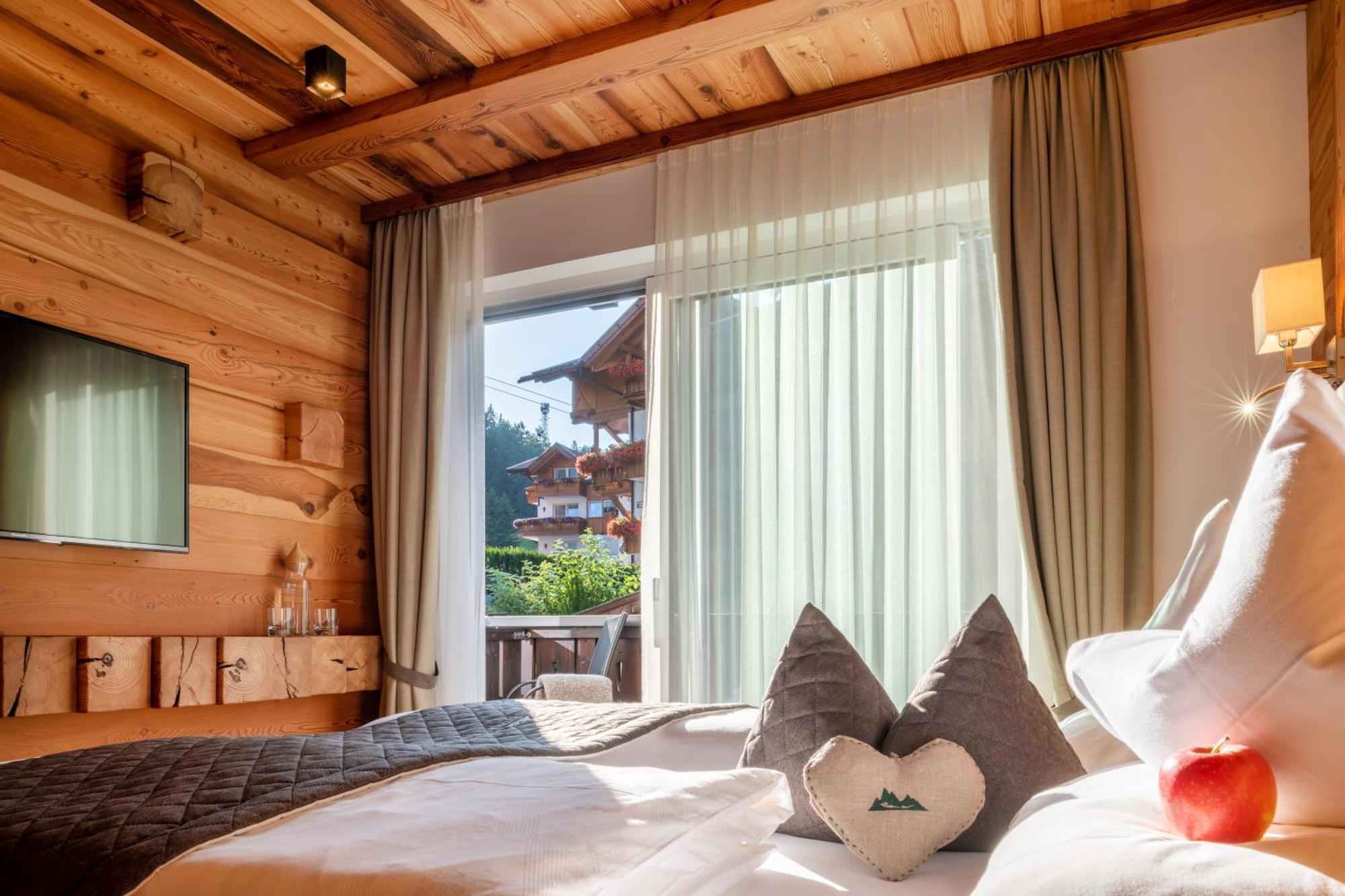 Chalet Elisabeth Dolomites Alpin & Charme Hotel Selva di Val Gardena Exterior photo